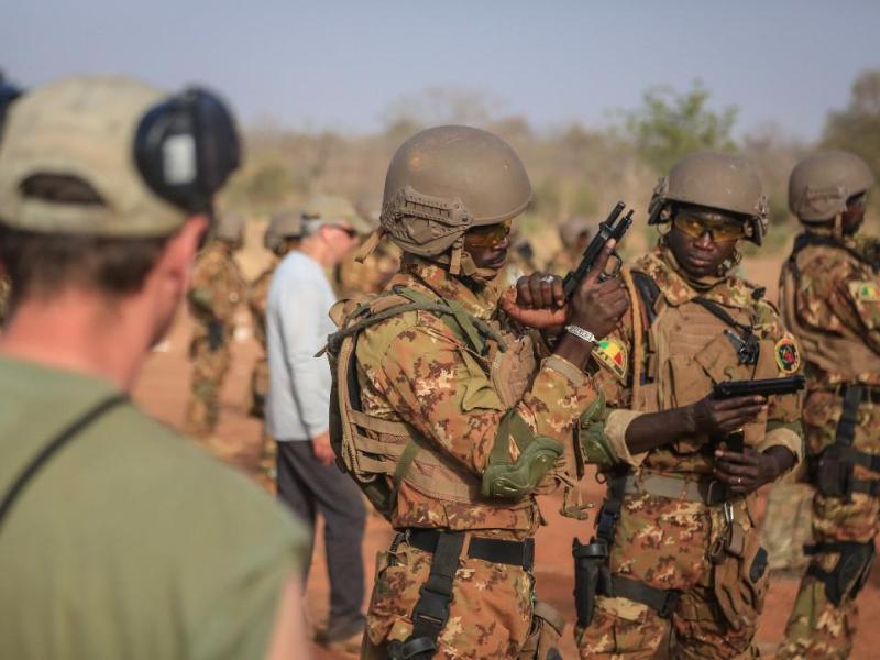 Transitions prolongées et affaiblissement de la redevabilité démocratique en Afrique de l’Ouest (2020–2025) : analyse comparative des cas du Mali, du Burkina Faso, de la Guinée et du&nbsp;Niger